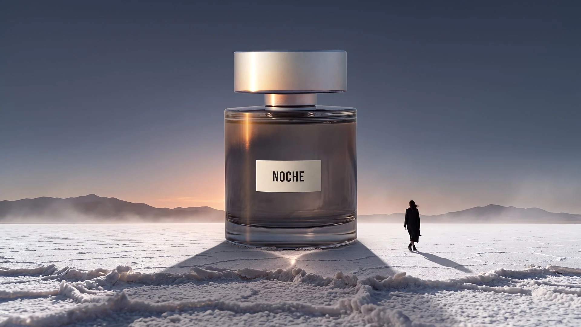 Frasco de perfume NOCHE en un paisaje cinematográfico al atardecer